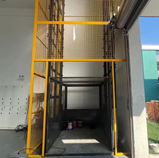 大余导轨式升降机助力物流园破解运输难题