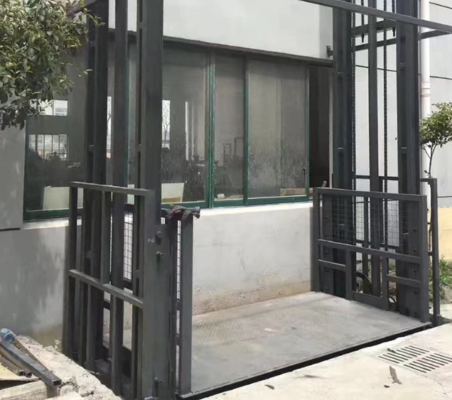 大余导轨式施工升降机助力民生工程提速增效